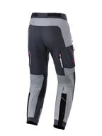 Alpinestars Maxdura Dual Pants, adventure motorbroek, donkergrijs en diepgrijs, achteraanzicht met versterkt zitvlak en ventilatiezakken met rits en rode accenten, ontworpen voor dual-sport prestaties.