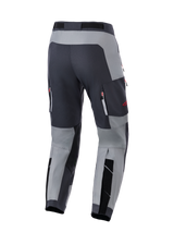 Alpinestars Maxdura Dual Pants, adventure motorbroek, donkergrijs en diepgrijs, achteraanzicht met versterkt zitvlak en ventilatiezakken met rits en rode accenten, ontworpen voor dual-sport prestaties.