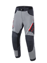 Alpinestars Maxdura Dual Pants, adventure motorbroek, donkergrijs en diepgrijs, met versterkte donkergrijze kniepanelen, rode ventilatieopeningen met rits op de dijen, rood Astars-logo op de dij en een verstelbare tailleband met magnetische gesp, ontworpen voor dual-sport ritten