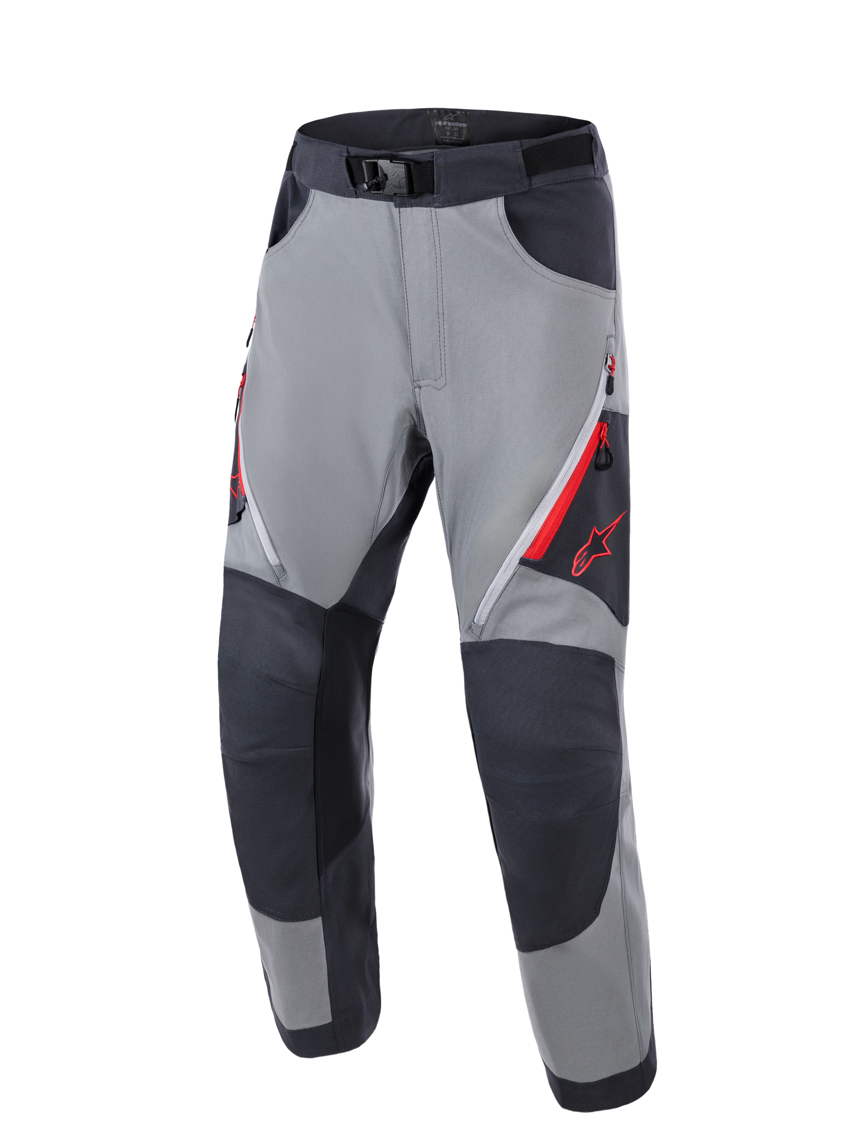 Alpinestars Maxdura Dual Pants, adventure motorbroek, donkergrijs en diepgrijs, met versterkte donkergrijze kniepanelen, rode ventilatieopeningen met rits op de dijen, rood Astars-logo op de dij en een verstelbare tailleband met magnetische gesp, ontworpen voor dual-sport ritten