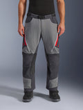 Alpinestars Maxdura Dual Pants, adventure motorbroek, donkergrijs en diepgrijs met rode accenten, vooraanzicht met dijventilatie met rits, magnetische gespsluiting en verstevigde kniepanelen, over-de-laars ontwerp voor dual-sport rijden.