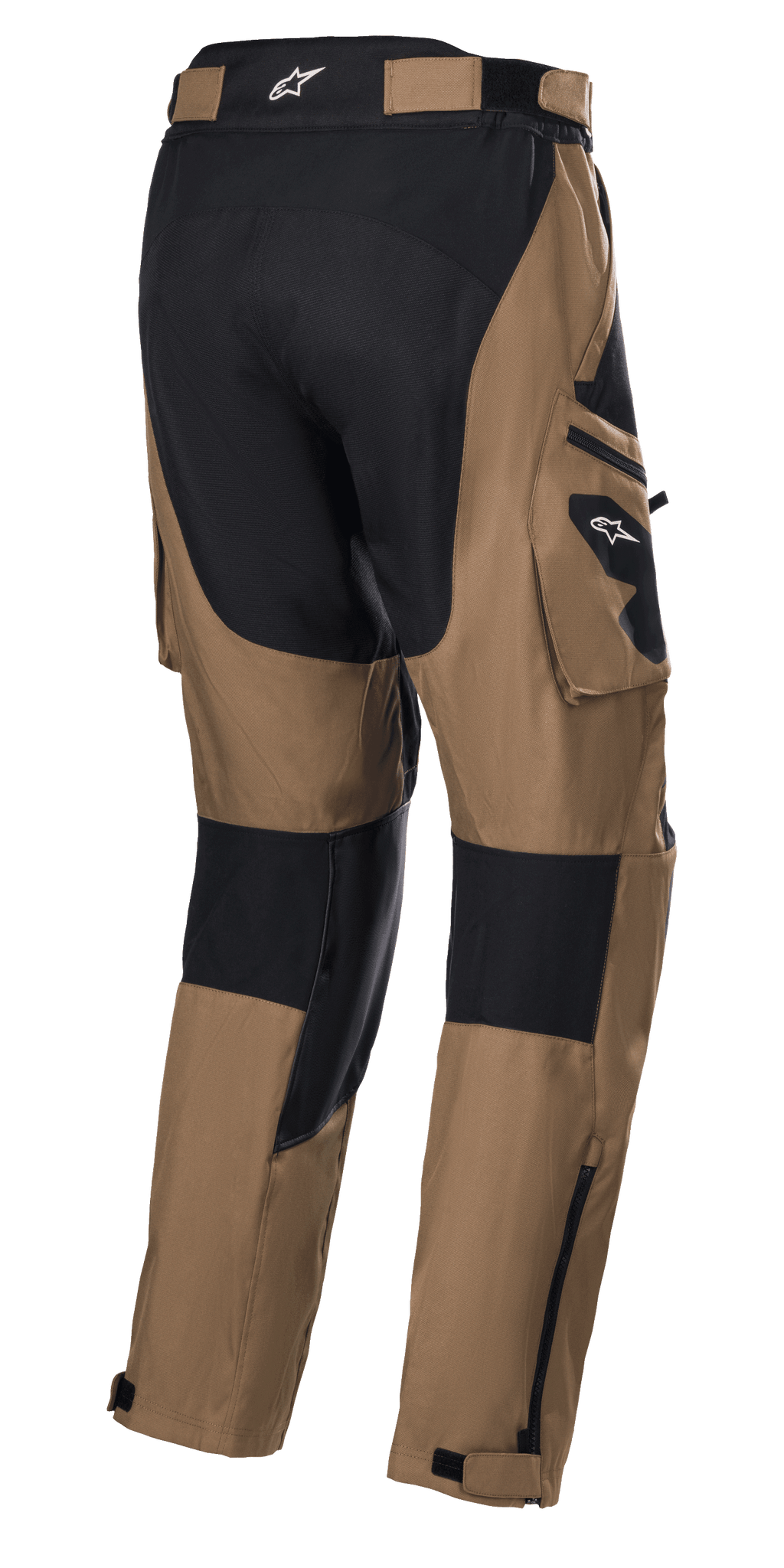 Alpinestars Venture XT Pants Over Boot, Camel en Zwart, adventure touring motorbroek, achteraanzicht met cargozakken en zwarte verstevigingspanelen, waterbestendige textielconstructie met verstelbare ritsen onderaan de broekspijpen voor een over-de-laars pasvorm
