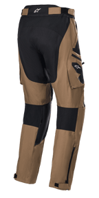Alpinestars Venture XT Pants Over Boot, Camel en Zwart, adventure touring motorbroek, achteraanzicht met cargozakken en zwarte verstevigingspanelen, waterbestendige textielconstructie met verstelbare ritsen onderaan de broekspijpen voor een over-de-laars pasvorm