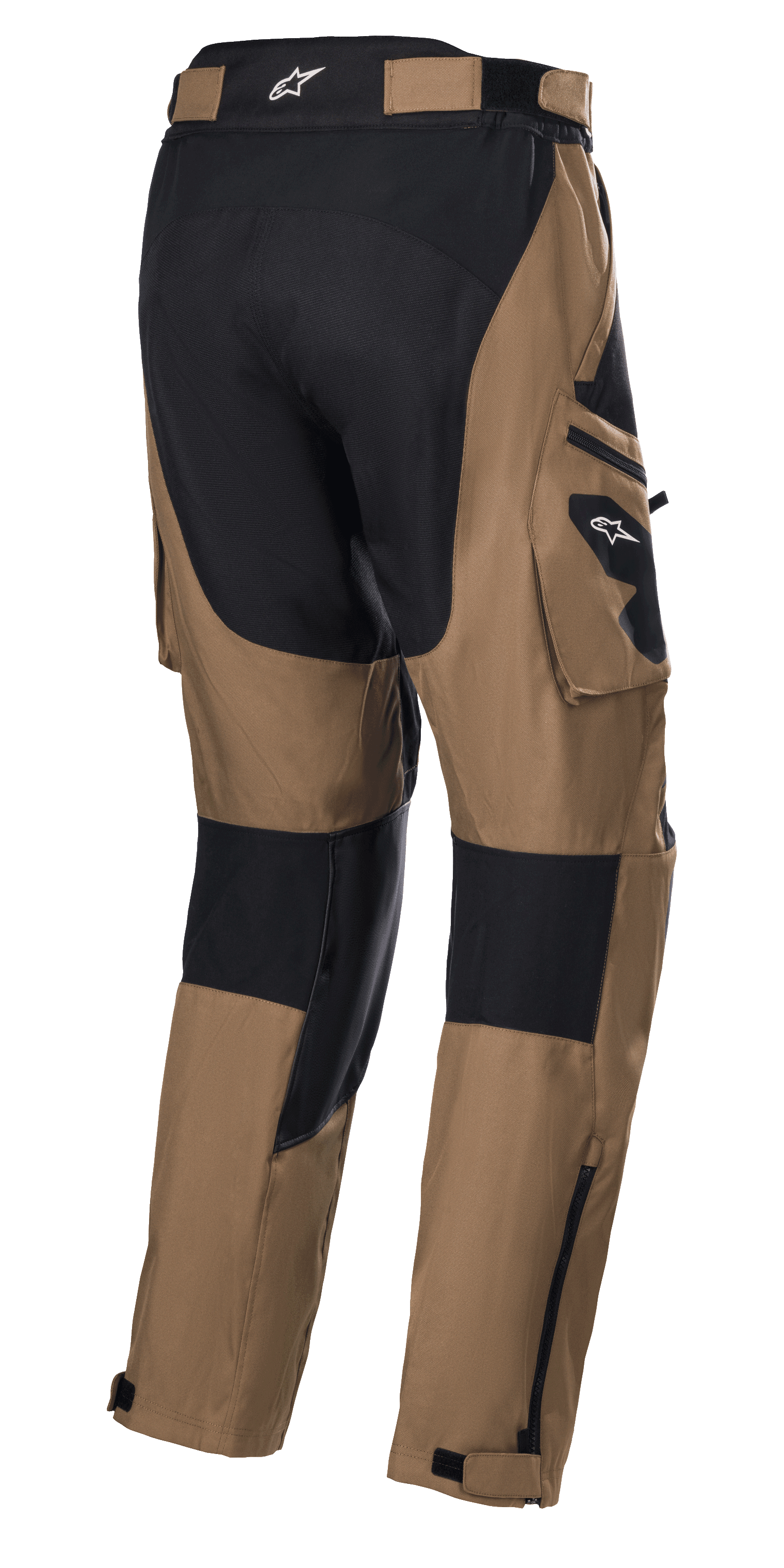 Alpinestars Venture XT Pants Over Boot, Camel en Zwart, adventure touring motorbroek, achteraanzicht met cargozakken en zwarte verstevigingspanelen, waterbestendige textielconstructie met verstelbare ritsen onderaan de broekspijpen voor een over-de-laars pasvorm