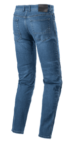 Alpinestars Radon Regular Fit Denim Pants, motorjeans, Rinse Blue, achteraanzicht met zwarte patch op de tailleband en geborduurd sterlogo op de rechterachterzak, voorgevormde broekspijpen voor rij-ergonomie, casual denim stijl met vijf zakken