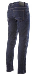 Alpinestars Radium Denim broek, motorjeans, donkerblauw, volledig achteraanzicht, klassiek vijfzakkenontwerp met lederlook logopatch op de tailleband, voorgevormde snit aan de achterkant van de benen voor ergonomisch rijcomfort