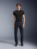 Alpinestars Copper V3 Denim broek, Rinse Blue, gedragen door een model met een zwarte basislaag en sneakers, motorjeans met rechte pijpen, urban motorkleding met een regular comfort pasvorm en klassiek five-pocket design