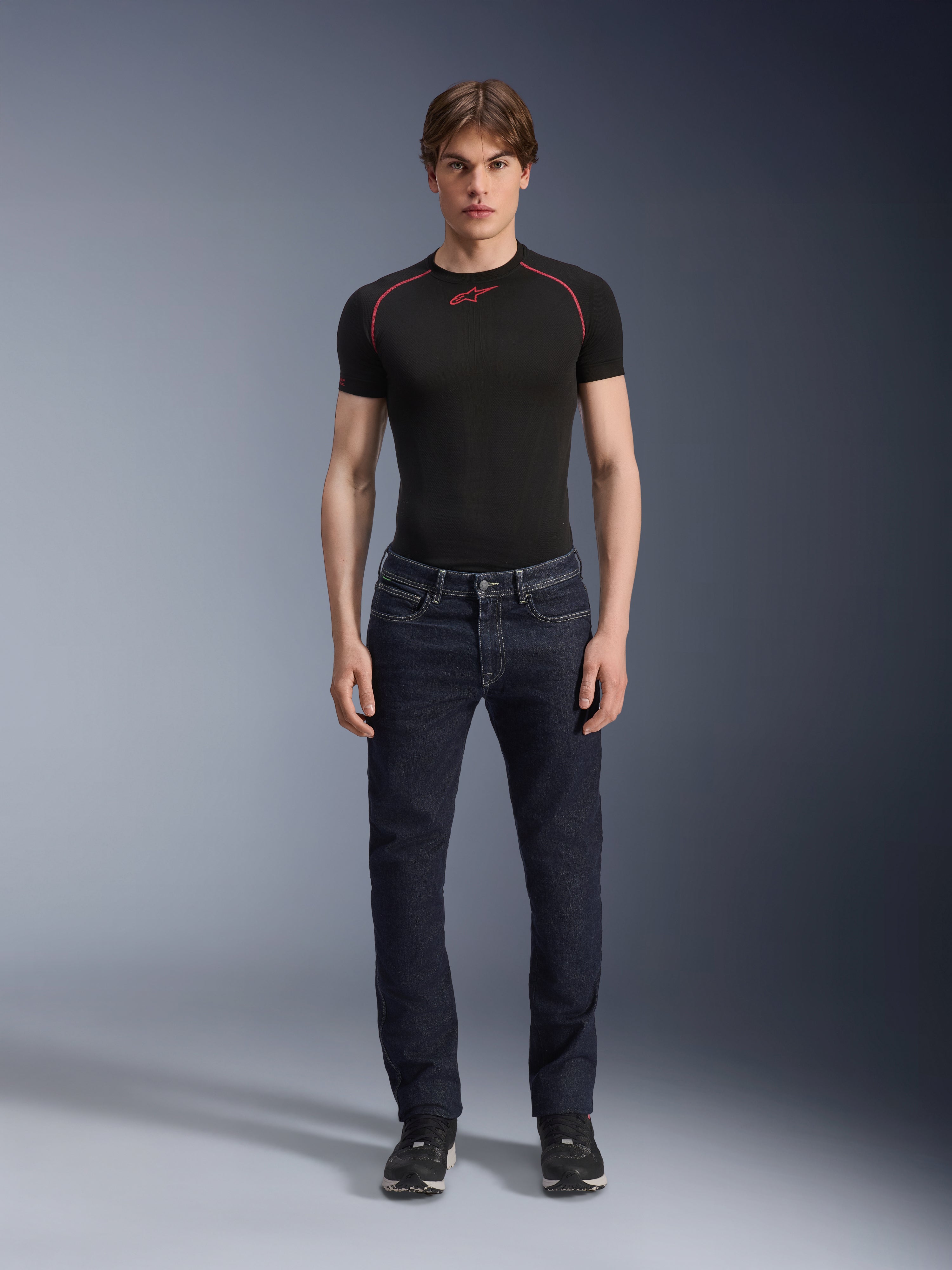 Alpinestars Copper V3 Denim broek, Rinse Blue, gedragen door een model met een zwarte basislaag en sneakers, motorjeans met rechte pijpen, urban motorkleding met een regular comfort pasvorm en klassiek five-pocket design