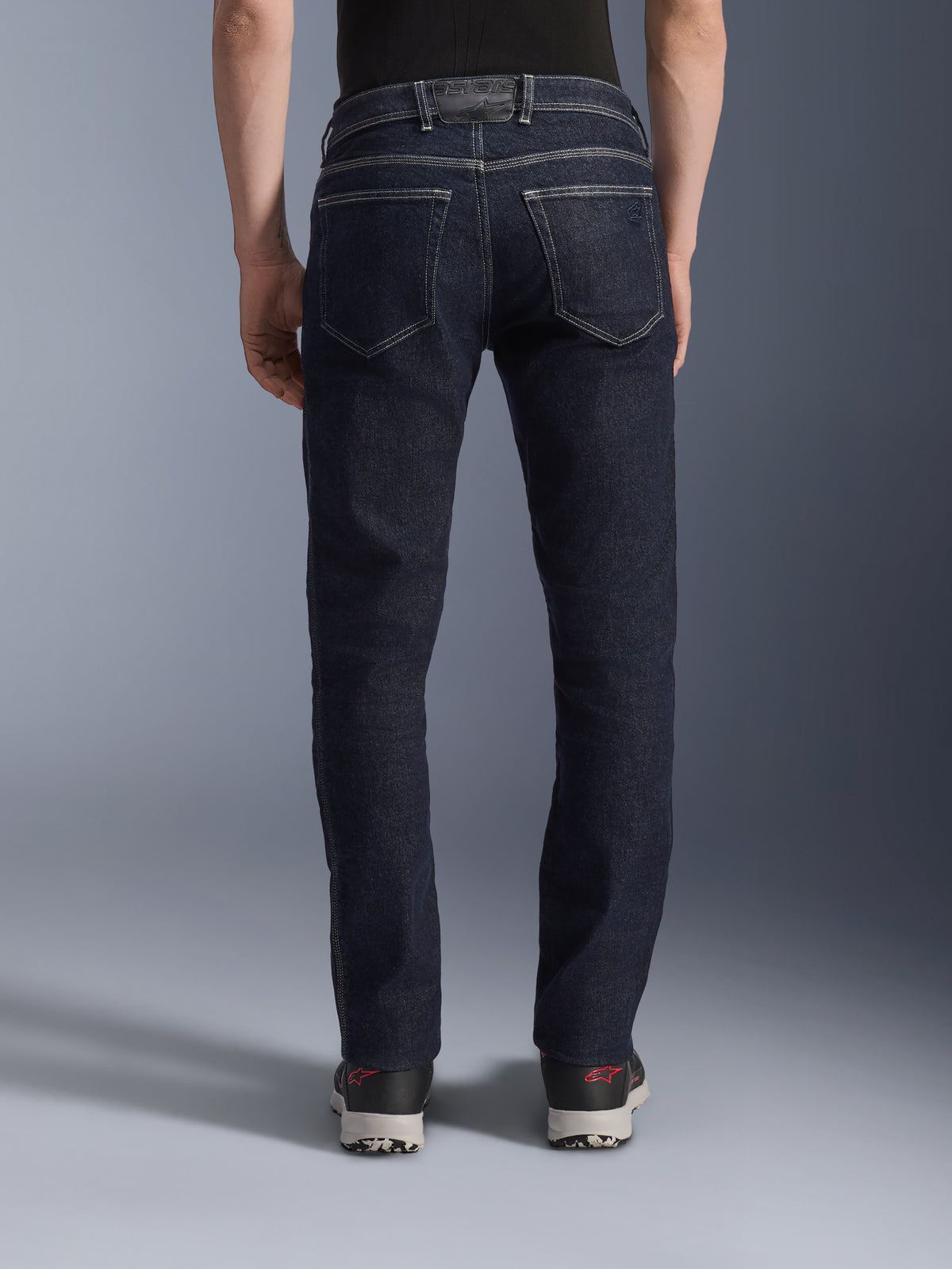 Alpinestars Copper V3 Denim Pants, motorjeans in Rinse Blue, achteraanzicht met regular straight leg pasvorm, dubbele achterzakken met contrasterende witte stiksels, donker indigo stretch denim met logo-patch op de tailleband.