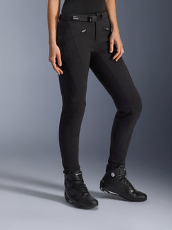 Alpinestars Alamosa Women Pants, zwarte urban motorbroek, slim-fit ontwerp met ritszakken en geïntegreerde tailleriem, gecombineerd met zwarte hoge motorschoenen