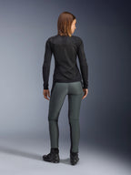 Alpinestars Alamosa dames motorbroek, slim fit urban rijbroek in grijs, 3-laags softshell constructie, achteraanzicht op model.