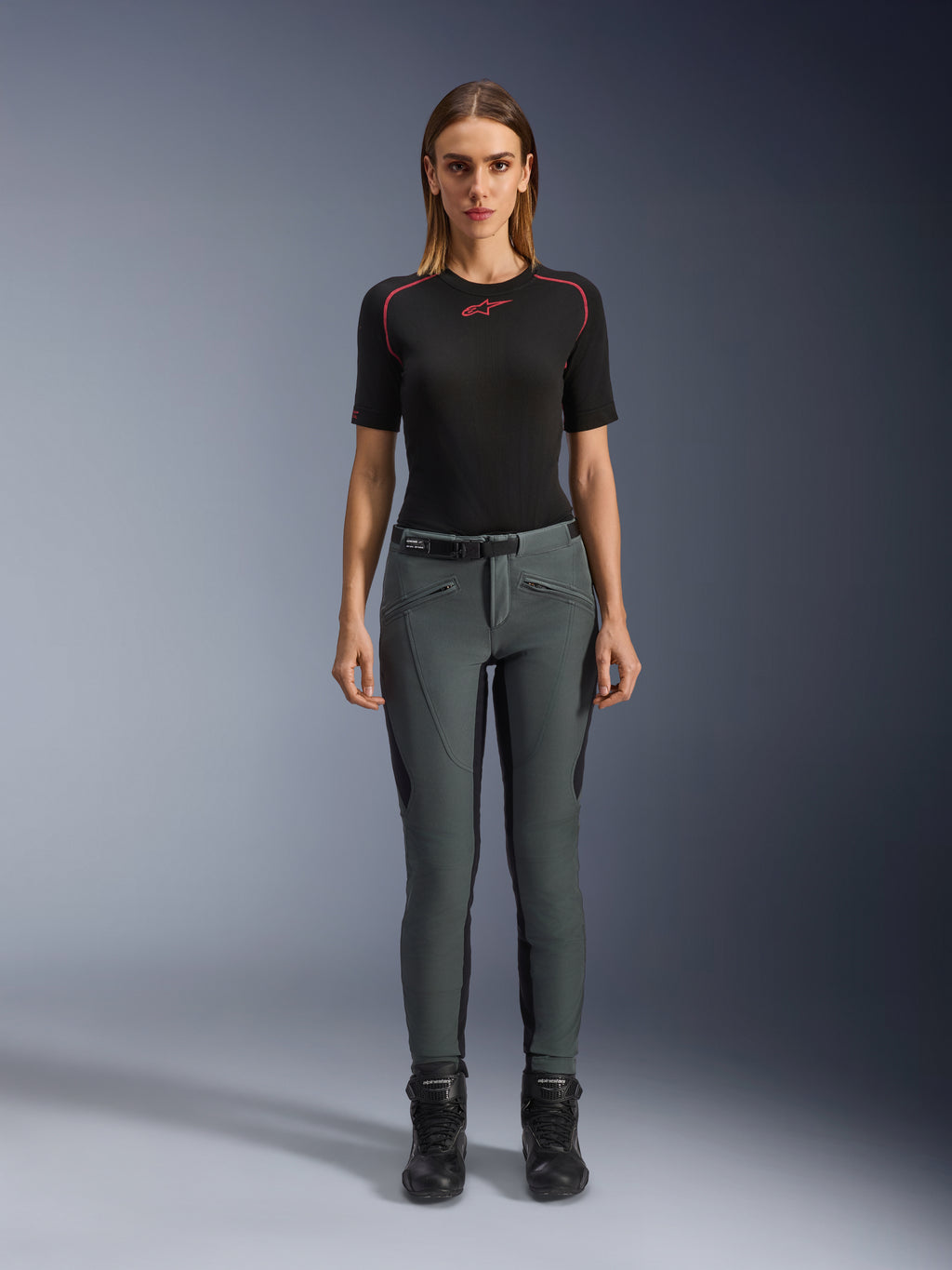 Alpinestars Alamosa damesbroek, grijze slim fit motorrijbroek van stretch softshell, CE-gecertificeerd, gedragen door model.