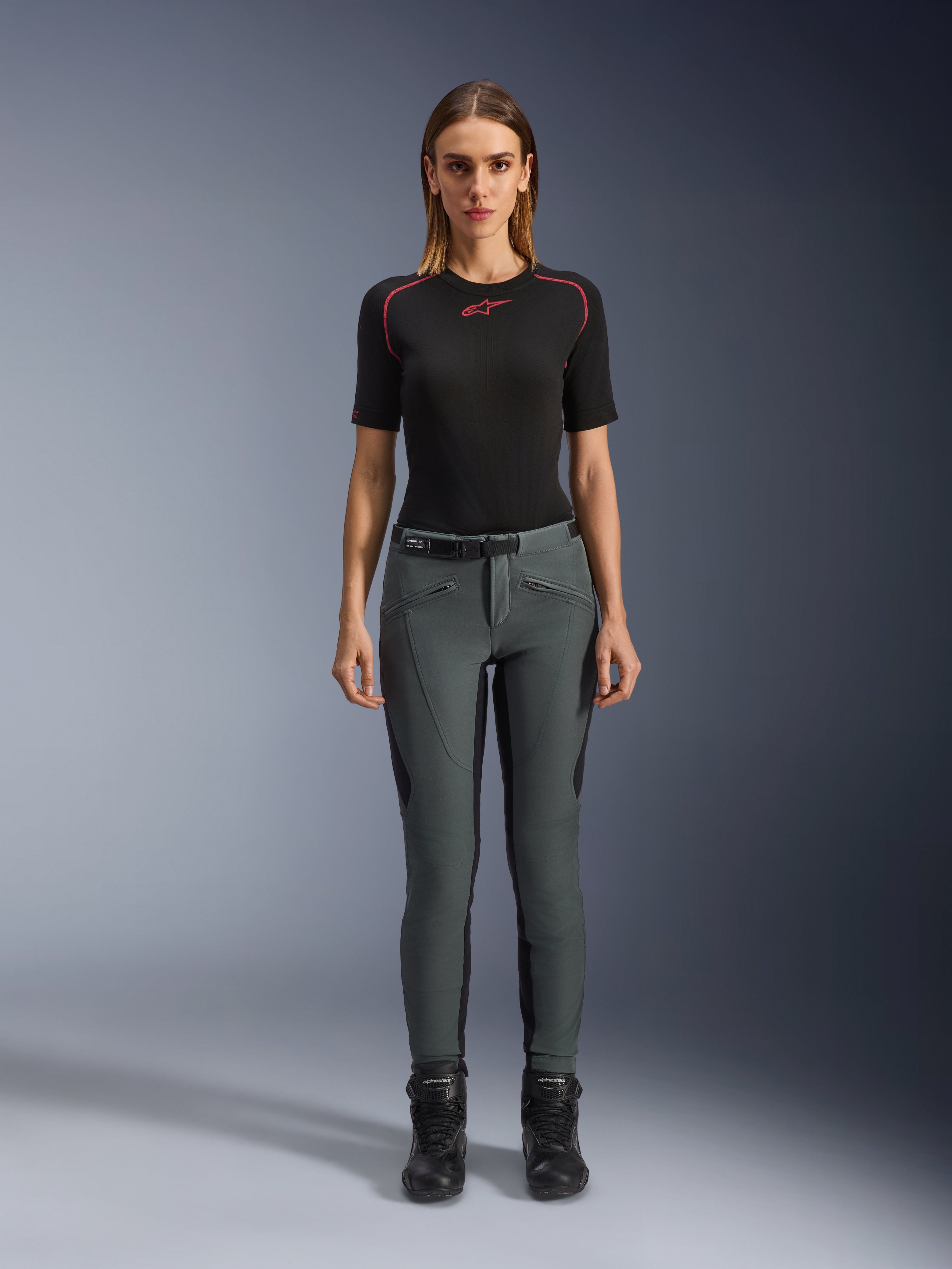 Alpinestars Alamosa damesbroek, grijze slim fit motorrijbroek van stretch softshell, CE-gecertificeerd, gedragen door model.