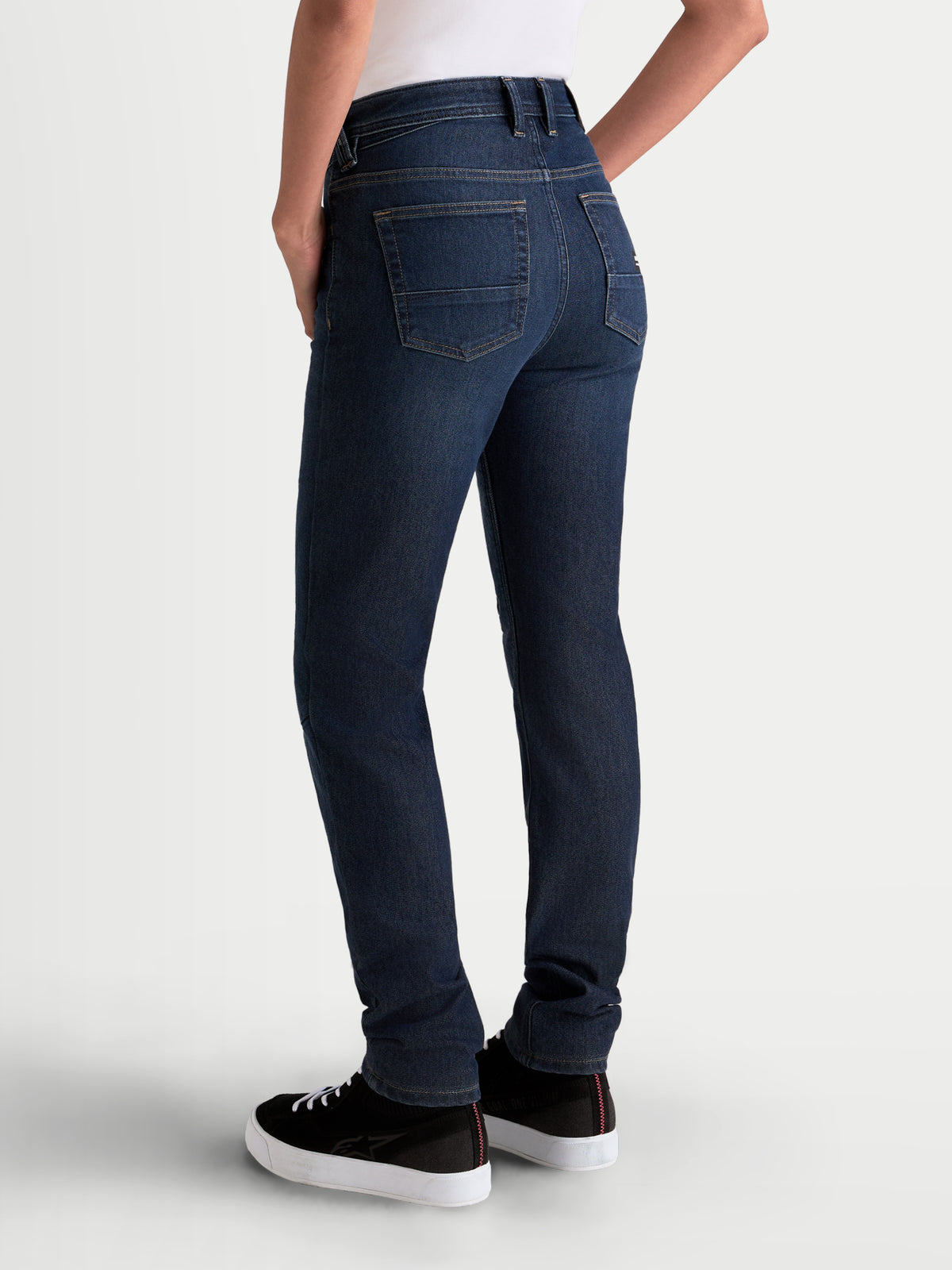 Alpinestars Stella Flex Ast 7 Denim Broek Short, dames motorjeans in donkerblauw, achteraanzicht op model met single-layer stretch denim constructie en vijf-pocketstyling