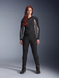 Alpinestars Stella Troop-Air Pants, dames motorbroek in het zwart, voorzien van meshpanelen en zakken met rits, gecombineerd met een bijpassende zwart-grijze mesh jas met roze accenten en zwarte motorlaarzen, complete stedelijke motoroutfit.