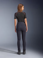 Alpinestars Stella Flex-AST Leggings in het zwart, hooggetailleerde dames motorbroek, achteraanzicht met skinny pasvorm en achterzakken, gedragen met zwart shirt met korte mouwen en motorlaarzen, urban motorkleding