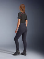 Alpinestars Stella Flex-AST Leggings voor dames, zwarte motorlegging met hoge taille, achteraanzicht met skinny pasvorm en achterzakken, gedragen met zwarte top met korte mouwen en motorlaarzen, urban motorkleding voor dames