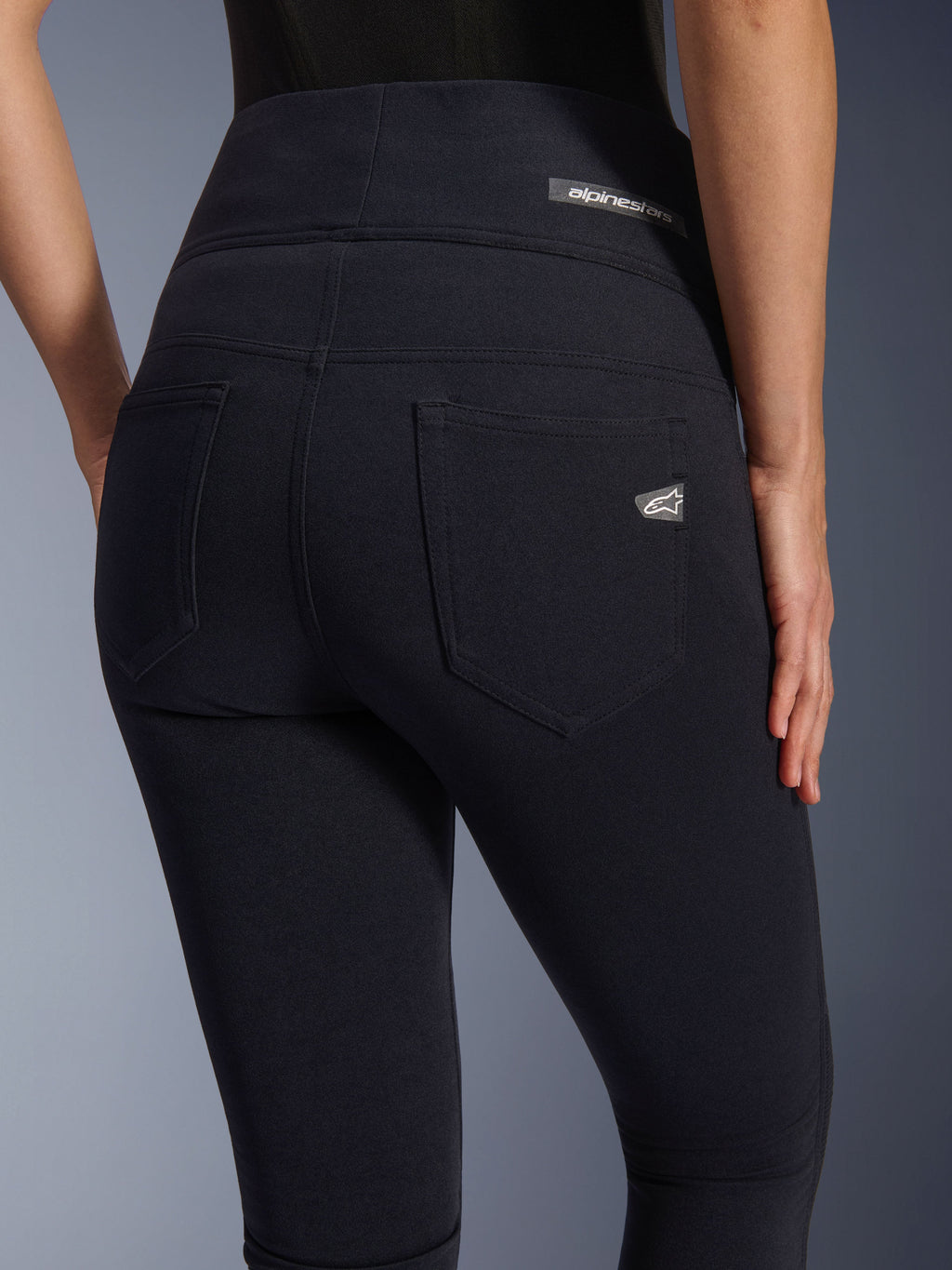 Alpinestars Stella Flex-AST leggings, motorbroek voor dames, zwart, close-up achteraanzicht met de nadruk op de hoge taille, twee functionele achterzakken en Alpinestars logolabels op de zak en de tailleband.
