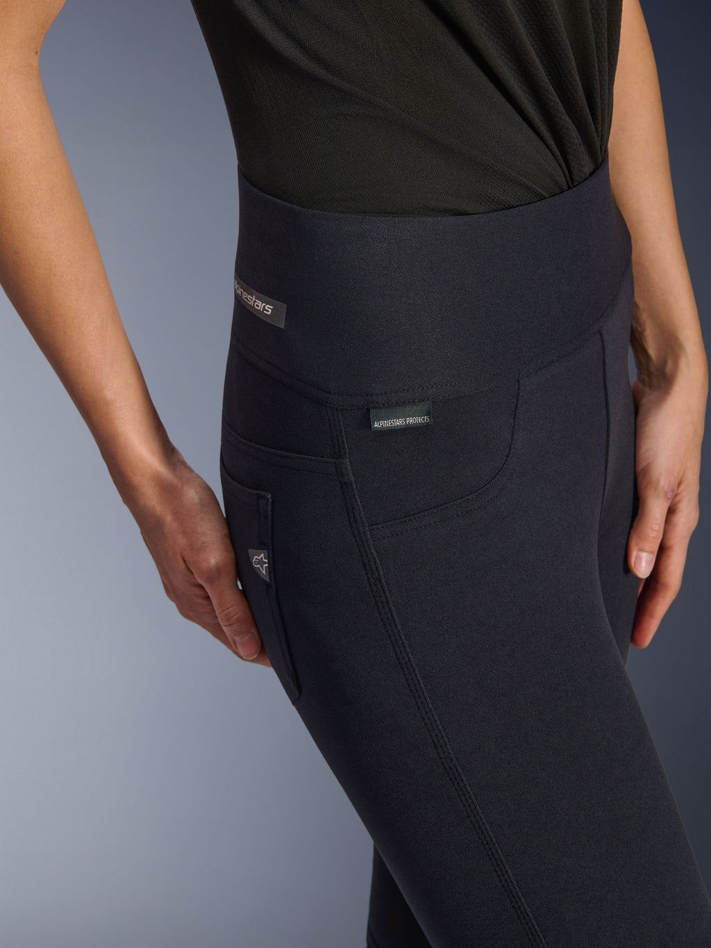 Alpinestars Stella Flex-AST dameslegging, zwarte motorbroek met hoge taille, close-up van de heup met jacquard-label, drievoudig doorgestikte zijnaden en op denim geïnspireerd zakdetail, urban motorkleding voor dames