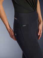 Alpinestars Stella Flex-AST dameslegging, zwarte motorbroek met hoge taille, close-up van de heup met jacquard-label, drievoudig doorgestikte zijnaden en op denim geïnspireerd zakdetail, urban motorkleding voor dames