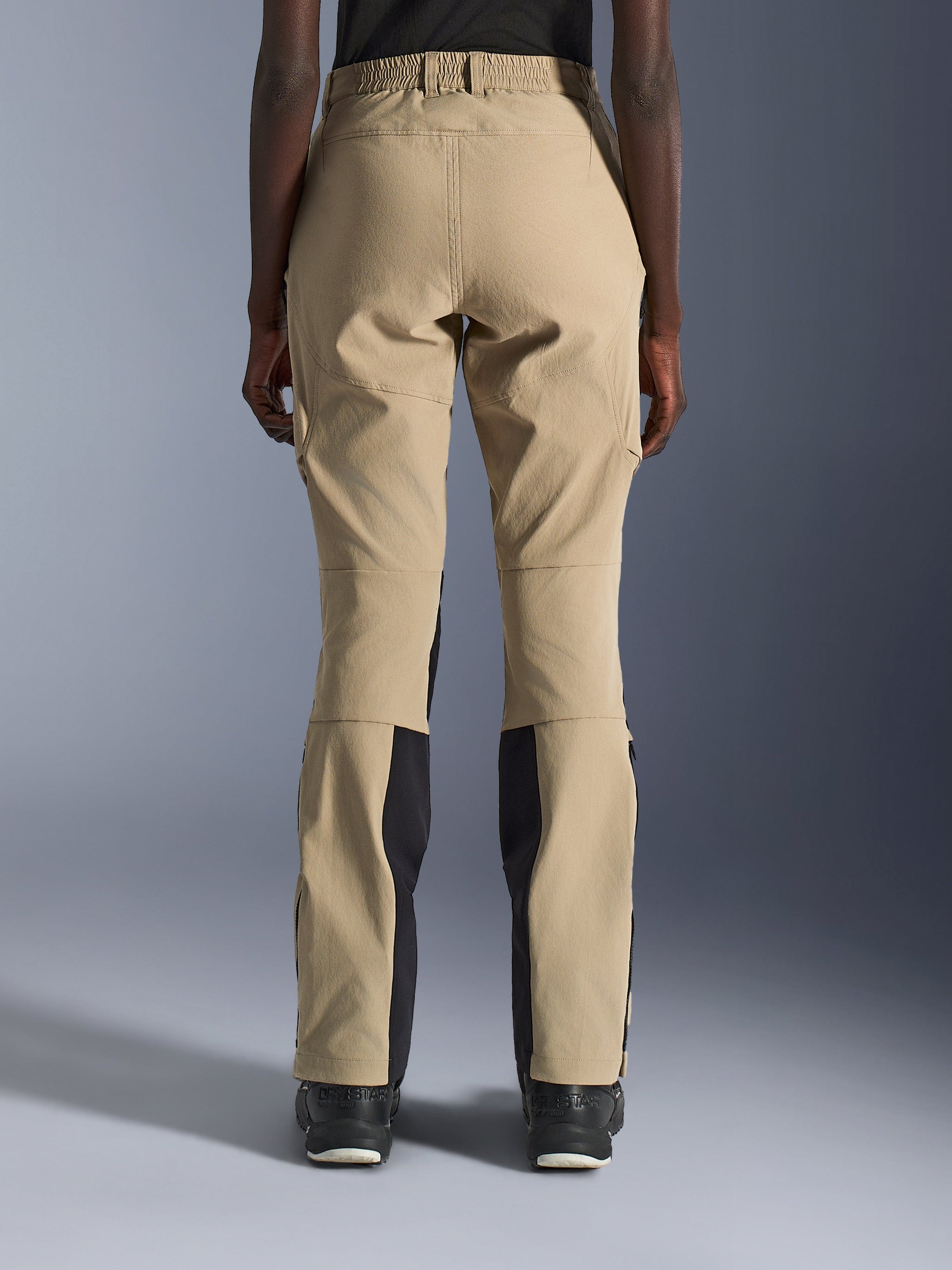 Alpinestars Stella Flex-AST Explorer broek, motorbroek voor dames, zandkleur en zwart, achteraanzicht met stretch ripstop-constructie, elastische tailleband en versterkte zitpanelen, adventure touring-uitrusting