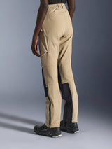Alpinestars Stella Flex-AST Explorer Pants voor dames, motorbroek in zandkleur en zwart, achter- en zijaanzicht op een model, lichtgewicht ripstop-constructie, zwarte verstevigingspanelen aan de binnenkant van de kuiten, cargozakken met ritssluiting en ritsen aan de onderbenen voor adventure rijden
