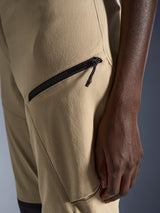Alpinestars Stella Flex-AST Explorer damesbroek in Sand, close-up van de heup en het dijgebied met een zwarte diagonale cargozak met ritssluiting en duurzaam ripstop textiel