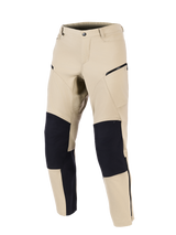 Alpinestars Stella Flex-AST Explorer Pants, dames motorbroek, zand en zwart, vooraanzicht met verstevigde zwarte kniepanelen, cargozakken met ritssluiting en een gestroomlijnd textielontwerp voor adventure touring