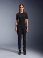 Alpinestars Banshee dameslegging, zwarte motorlegging, nauwsluitende anatomische pasvorm, gedragen door een vrouwelijk model met een zwarte basislaag en motorlaarzen, voorzien van geribbelde kniepanelen en een hoge taille voor urban rijden.