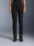 Alpinestars Womens Banshee Leggings, zwarte motorbroek voor dames, slim-fit ontwerp met accordeon-kniepanelen, gedragen met zwarte hoge rijlaarzen, urban motorkleding met een casual stijl