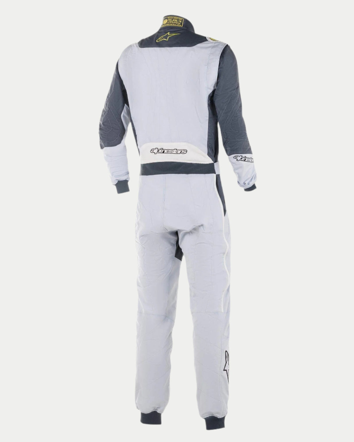 Alpinestars GP Pro Comp Pak, professioneel autoracepak, zilver en asfaltgrijs, achteraanzicht met lichtgrijze romp, donkergrijze schouderpanelen, wit paneel op de onderrug met Alpinestars-logo en limoengele accenten op de kraag