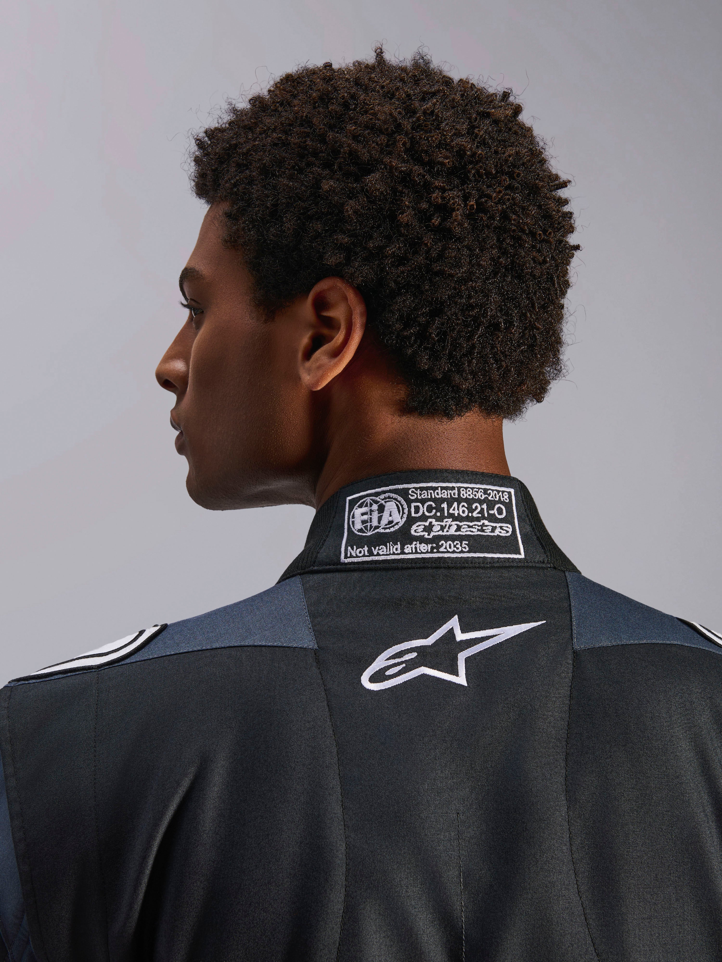 Alpinestars GP Pro Comp V2 FIA heren-autoracepak, zwart en asfalt, FIA 8856-2018 certificering en wit Astar-logo.