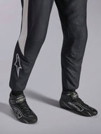 Alpinestars GP Pro Comp V2 FIA-pak, zwart en wit autoracepak met bijpassende professionele ASTARS-raceschoenen.