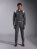 Alpinestars GP Pro Comp V2 FIA pak, heren racepak voor circuitrijden, zwart, asfalt en wit, vuurbestendig, gedragen door een model met bijpassende handschoenen.