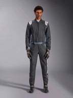Alpinestars GP Pro Comp V2 FIA pak, heren racepak voor circuitrijden, zwart, asfalt en wit, vuurbestendig, gedragen door een model met bijpassende handschoenen.