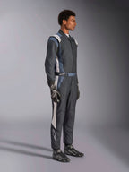 Alpinestars GP Pro Comp V2 FIA-pak, herenautoracepak in zwart, asfalt en wit, zijaanzicht op model.