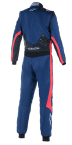 Alpinestars GP Pro Comp V2 FIA Pak, achteraanzicht van een eendelig autoracepak, marineblauw met zwarte en rode accenten, voorzien van siliconen grippanelen op de onderrug, rode racestrepen op de mouwen en pijpen, witte Alpinestars-branding, professionele race-uitrusting