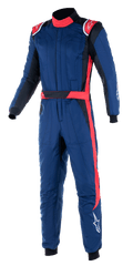Alpinestars GP Pro Comp V2 FIA racepak, professionele eendelige autoracing overall, marineblauw met rode en zwarte accenten, voorzien van rode schouderepauletten, een hoge kraag en een rode streep langs de broekspijp, motorsport beschermingsuitrusting