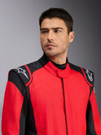 Alpinestars GP Pro Comp V2 FIA autoracepak, rood en zwart, voorzien van witte Astars-logo's op de schouders en siliconen griptechnologie-details, professionele motorsportkleding, mannelijk model draagt de outfit