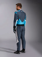 Alpinestars GP Pro Comp V2 FIA pak, donkergrijs en cyaanblauw autoracepak, achteraanzicht gedragen door een model.