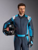 Alpinestars GP Pro Comp V2 pak, heren autoracepak, asphalt cyaan en wit, FIA-gecertificeerd, coureur met koolstofvezel helm.
