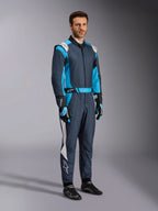Alpinestars GP Pro Comp V2 FIA pak, professionele autorace-uitrusting in asphalt en cyaan, gedragen door een man.