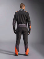 Alpinestars KMX-5 V3 pak, zwart en oranje fluo eendelig kartpak voor heren, FIA-gecertificeerd, achteraanzicht met branding.