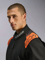 Alpinestars KMX-5 V3 pak, kartpak in zwart en oranje fluo, FIA-gecertificeerd, close-up van de kraag en schouders op een model.