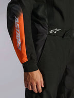 Alpinestars KMX-5 V3 pak, herenkartpak, zwart en fluo-oranje, met ASTARS-mouwbranding en ademende tech mesh-panelen.