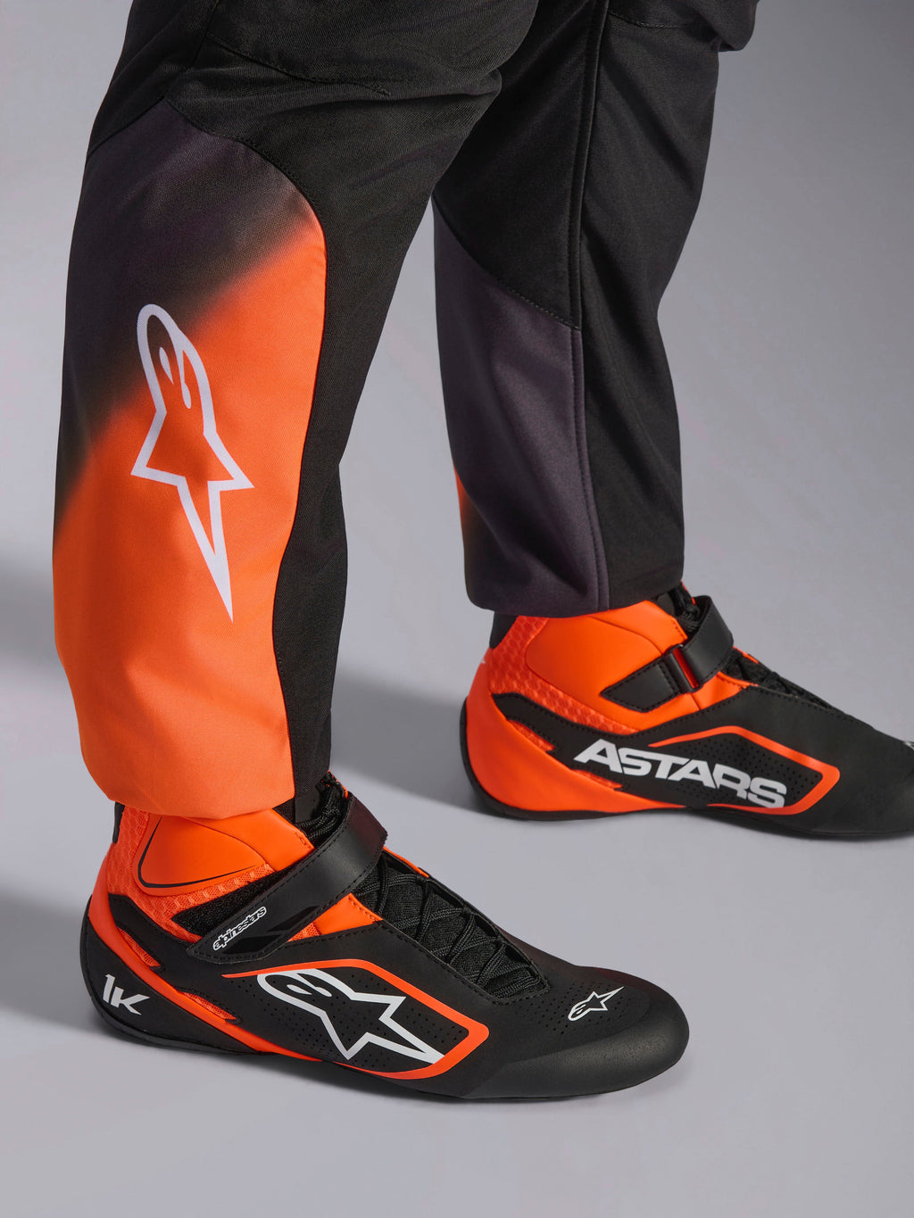 Alpinestars KMX-5 V3 pak, heren kartingpak, zwart en oranje fluo, FIA 8877-2022 Grade 1 gecertificeerd, met bijpassende schoenen.