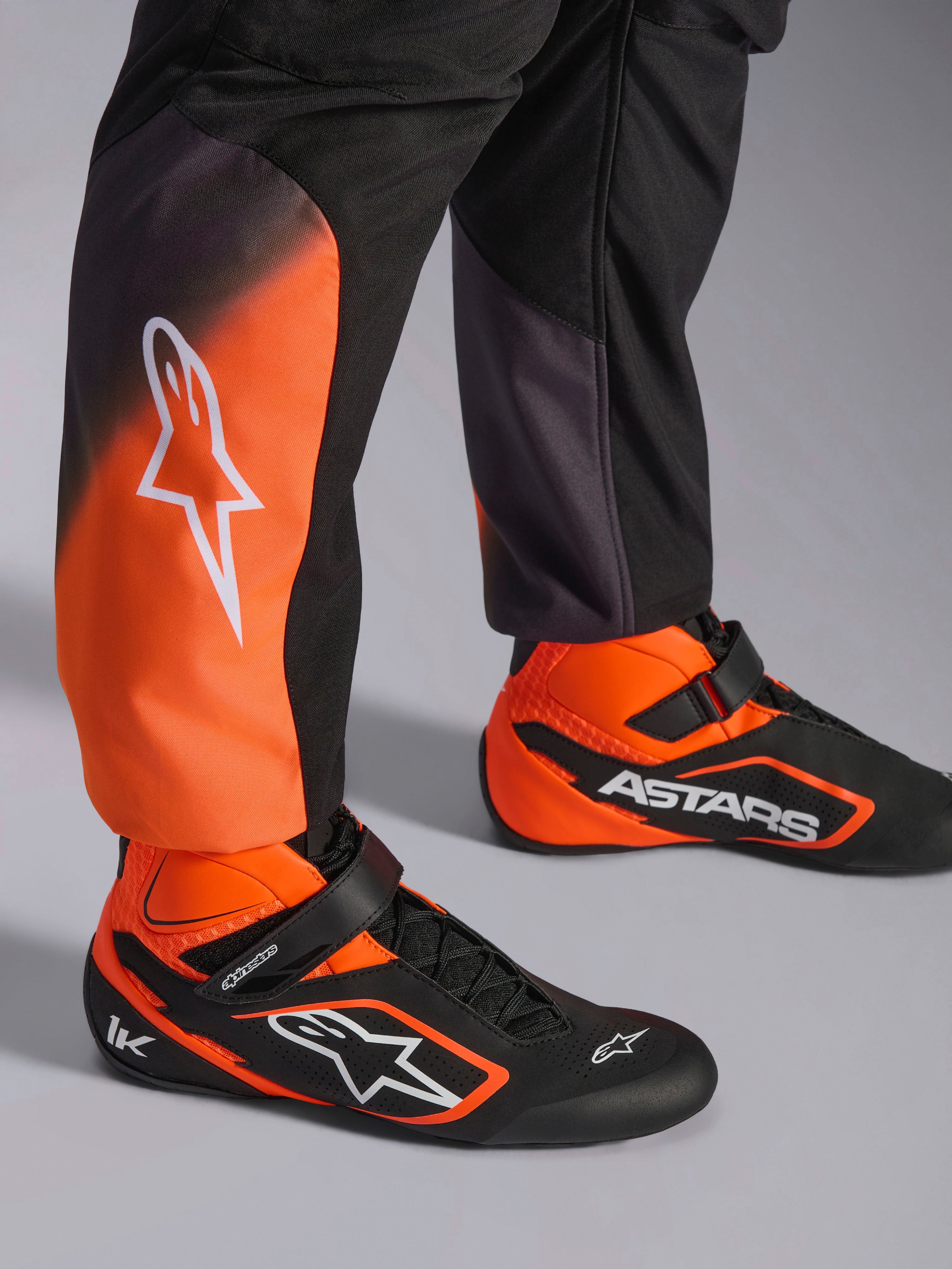 Alpinestars KMX-5 V3 pak, heren kartingpak, zwart en oranje fluo, FIA 8877-2022 Grade 1 gecertificeerd, met bijpassende schoenen.