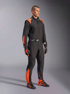 Alpinestars KMX-5 V3 pak, heren kartpak in zwart en oranje fluo, FIA Grade 1 textiel, gedragen door een model.