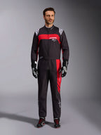 Alpinestars KMX-9 V3 Graphic 3 pak, kartingpak, zwart en rood, volledig vooraanzicht gedragen door een model, met opvallende rode grafische panelen en witte logo's, gecombineerd met zwarte racehandschoenen en schoenen, professionele motorsportkleding
