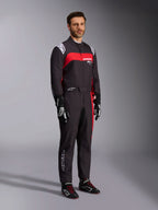 Alpinestars KMX-9 V3 Graphic 3 pak, kartpak, zwart en rood, voorzien van witte schouder-epauletten en rode branding op de borst, gecombineerd met zwarte racehandschoenen en schoenen met rode veters, professionele motorsportkleding, gedragen door een mannelijk model.